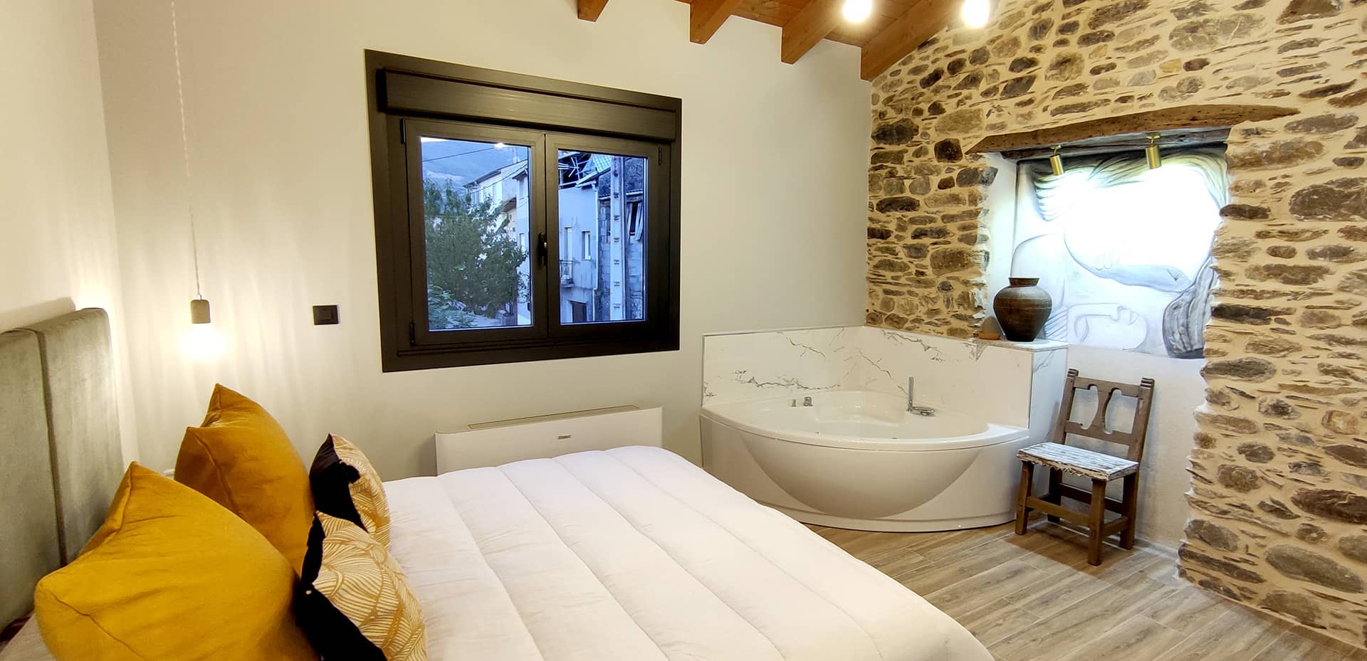 Apartamento 3 Premium Tremiñá - Detalle piedra y madera restaurada