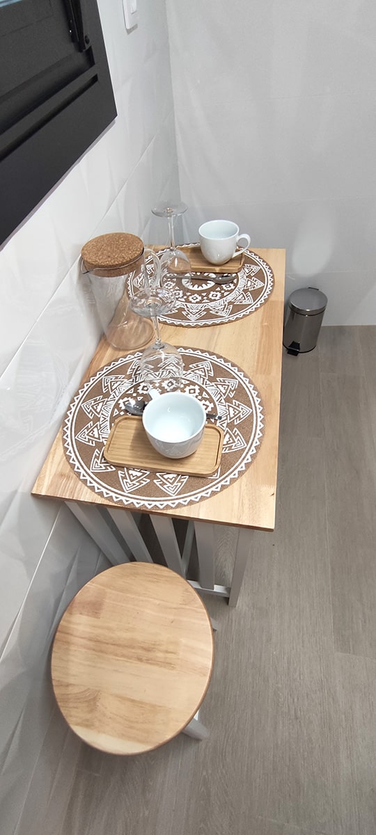 Estudio Tremiñá - TV pantalla plana y mesita de noche