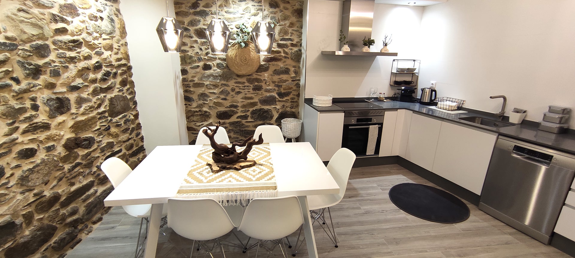 Apartamento 2 Tremiñá - Mesa comedor para seis personas