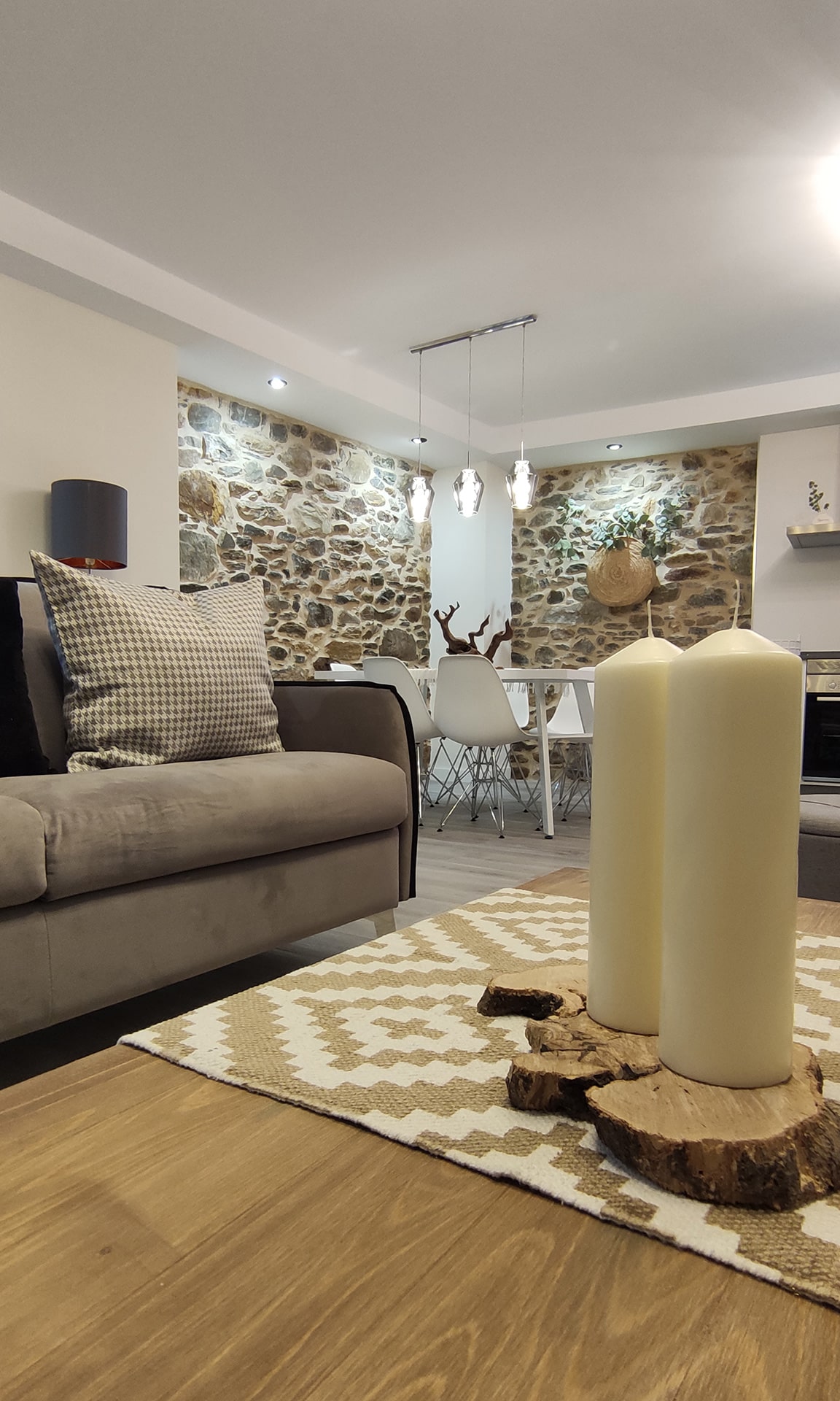 Apartamento 2 Tremiñá - Salón con chimenea y sofá cama