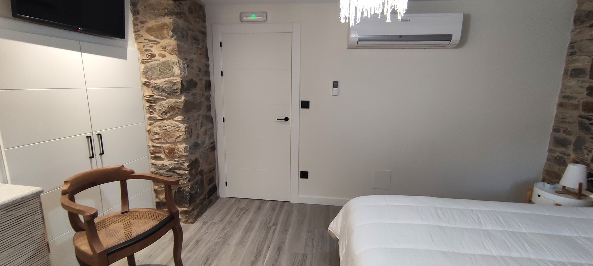 Apartamento 2 Tremiñá - Dormitorio con armario empotrado