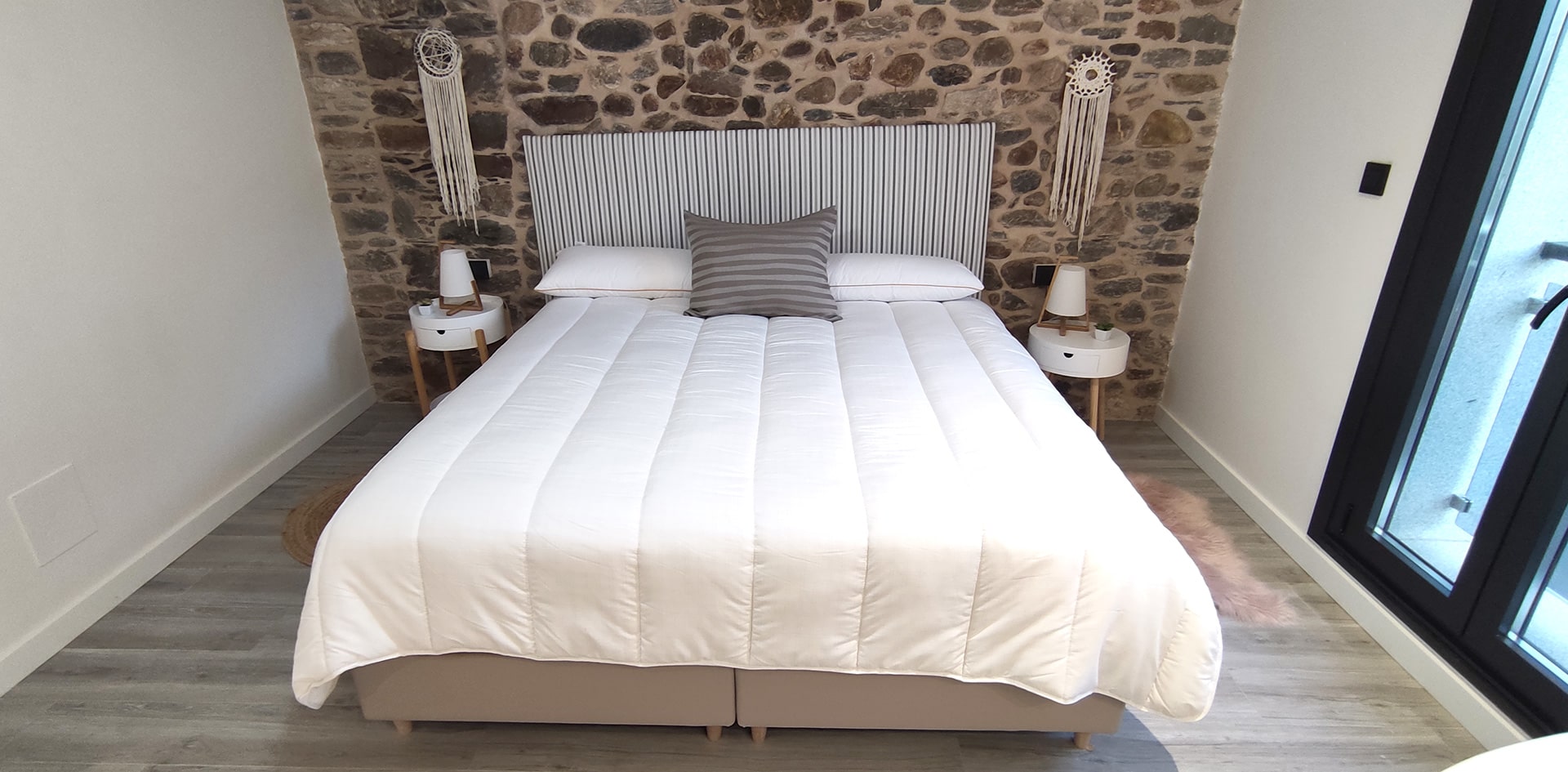 Apartamento 2 Tremiñá - Detalle chimenea encendida